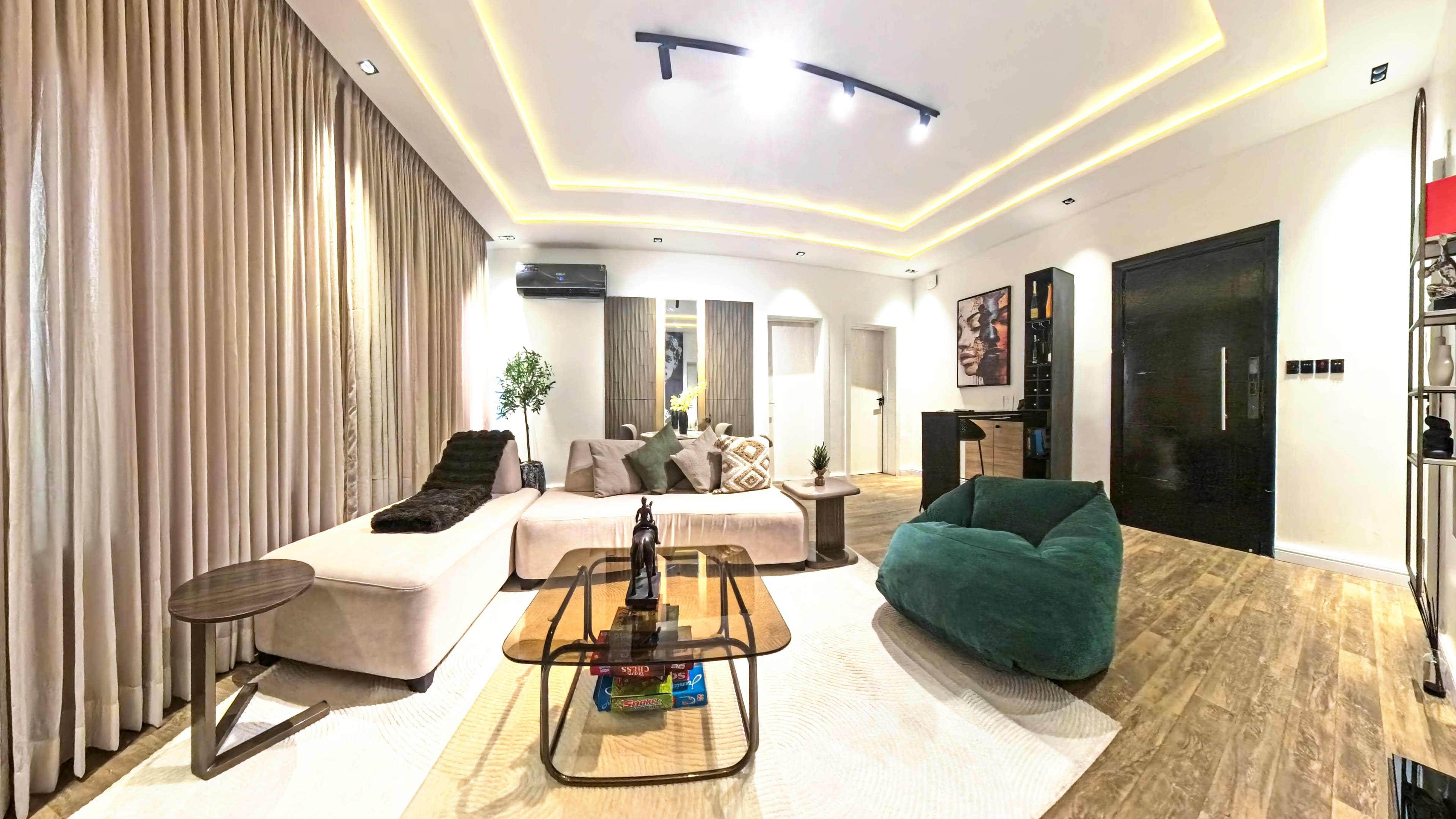 Oasis - Classic 2-Bedroom with Balcony and Elevator