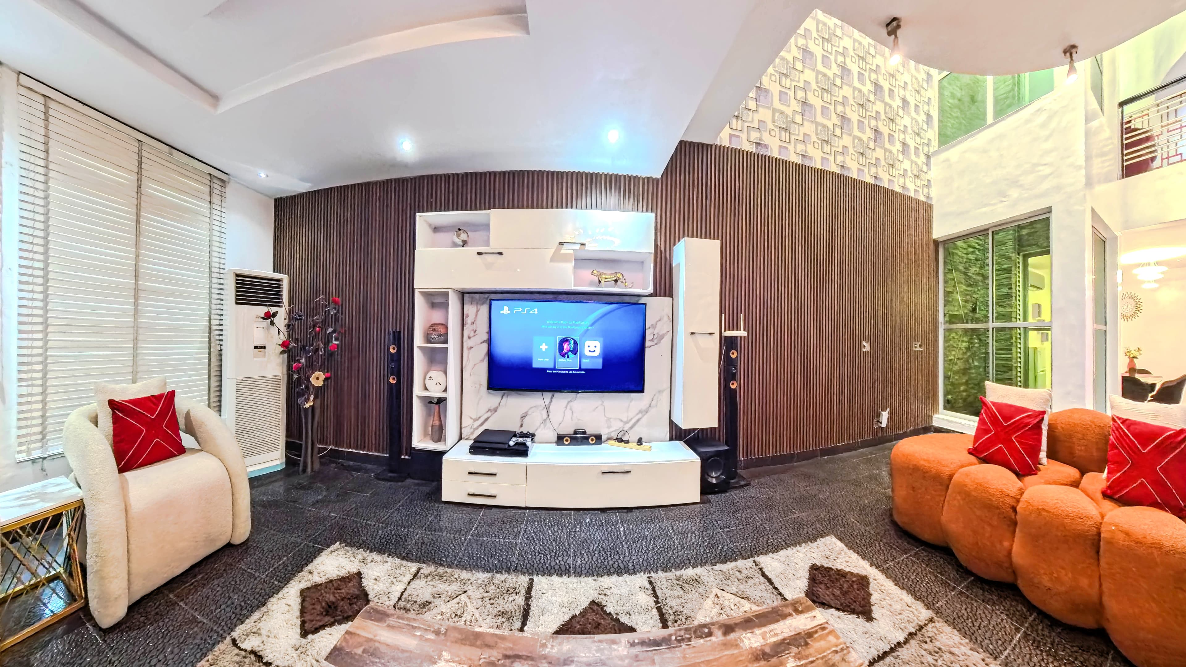 4-Bedroom Apartment with 2 Living Rooms