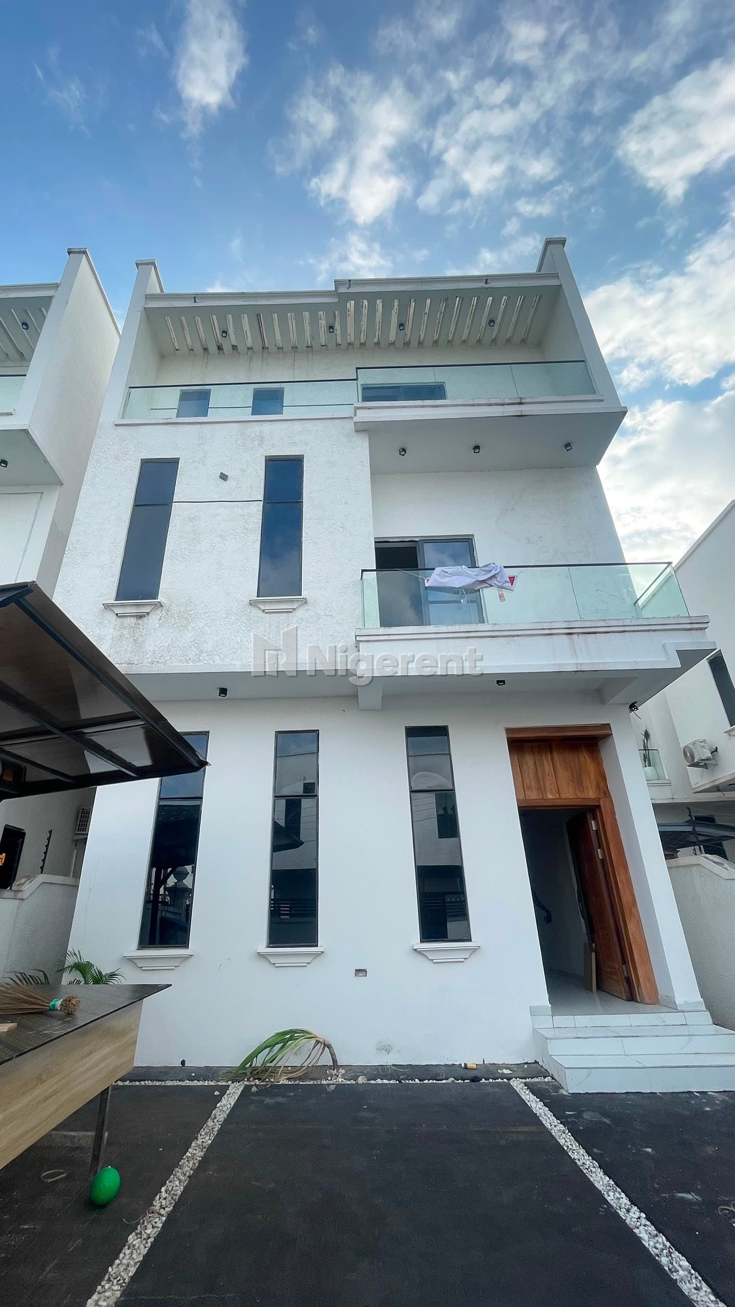 MASSIVE FULLY DETACHED  6BDR  DUPLEX + BQ  IN PEACEFUL CODE IN / CODE OUT PLEASANT ESTATE AT CHEVRON ALTERNATIVE
