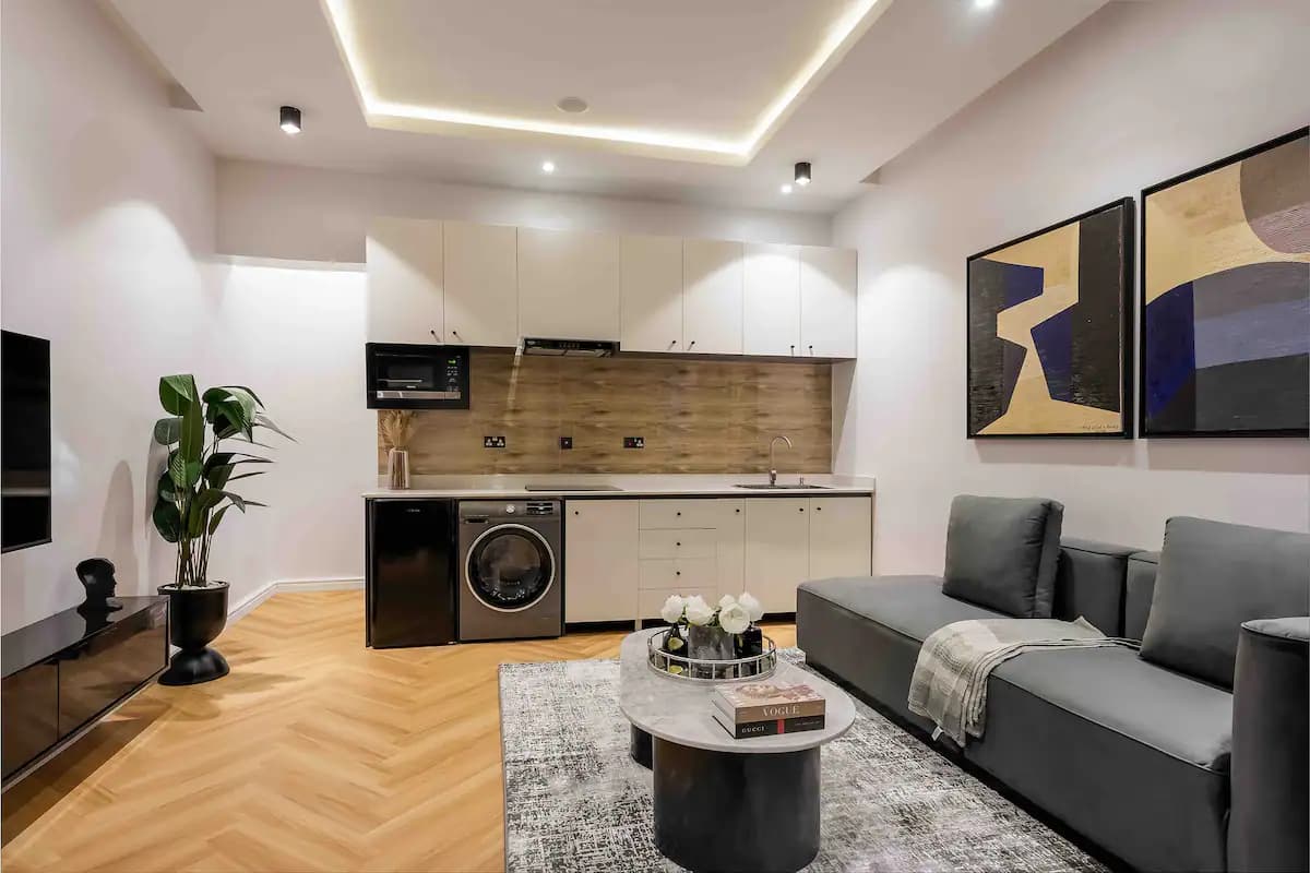 Grey House - 1-Bedroom Executive Smart Apartment with Workstation