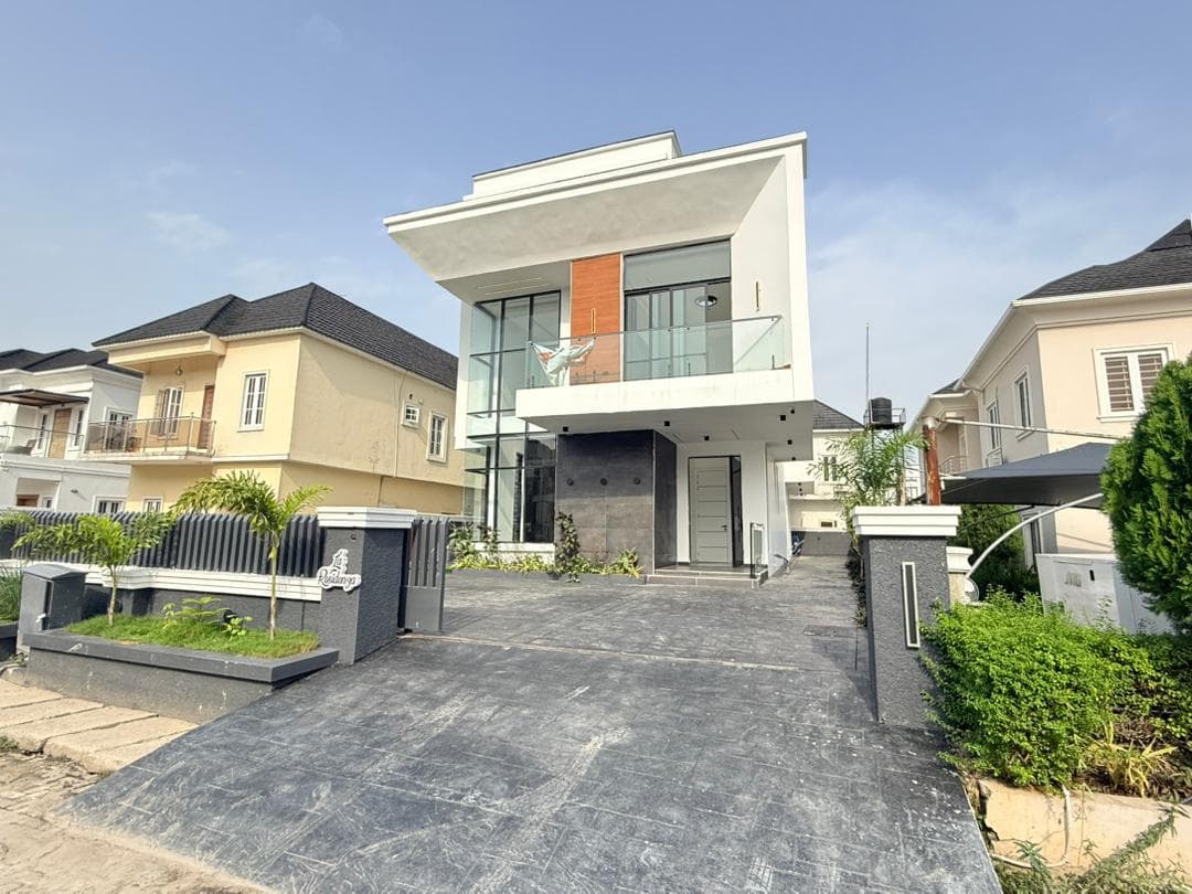 LA RESIDENZA - 5-Bedroom Smart Home with Double-Height Living