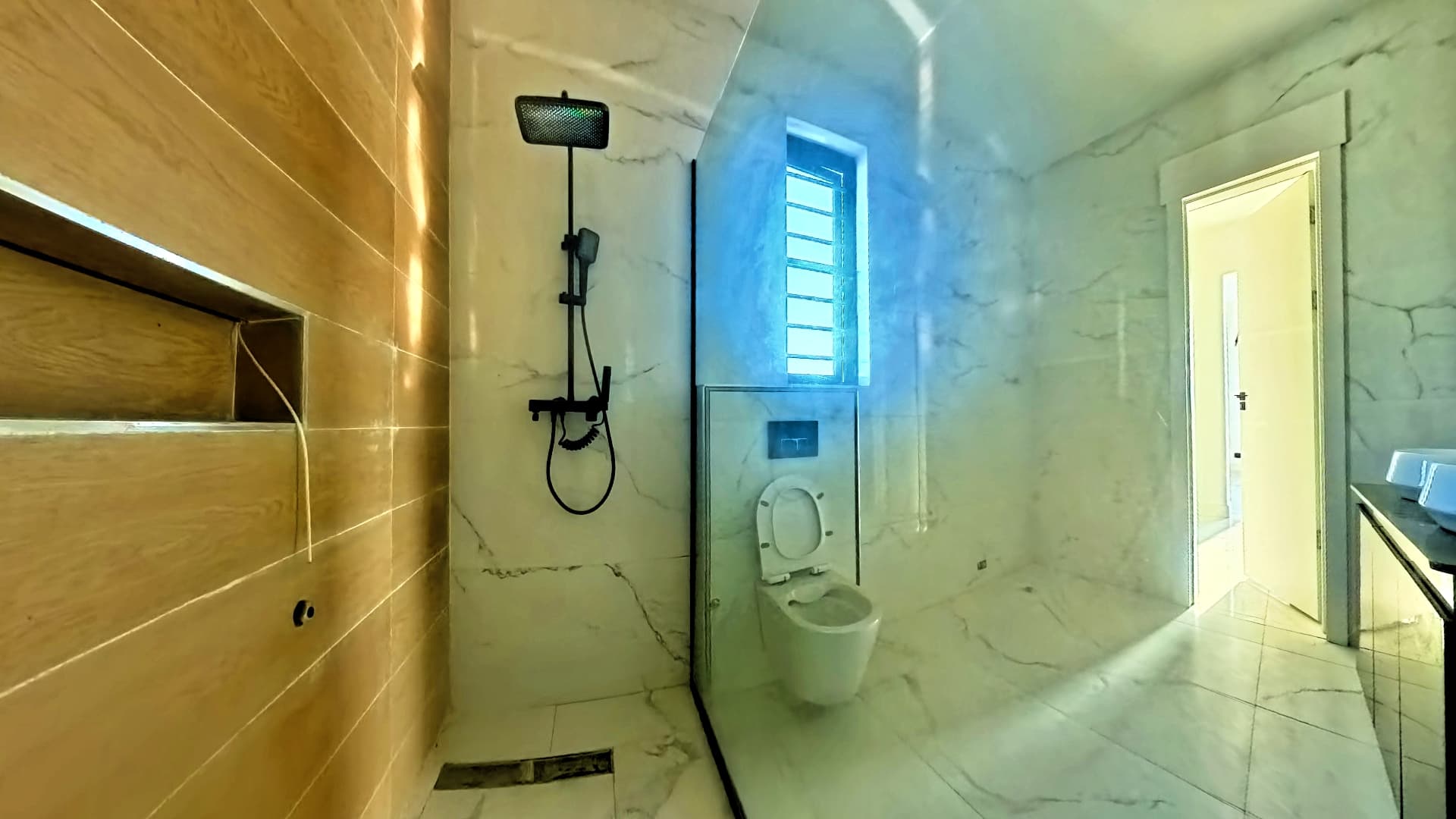 4 Units of 5 Bedroom Ensuite Apartments with Domestic Quarters