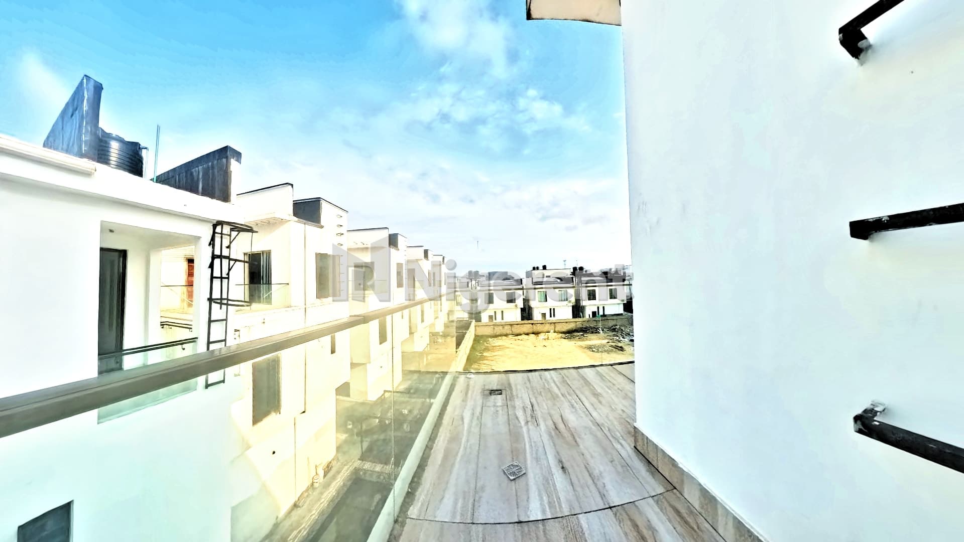 4 Units of 5 Bedroom Ensuite Apartments with Domestic Quarters