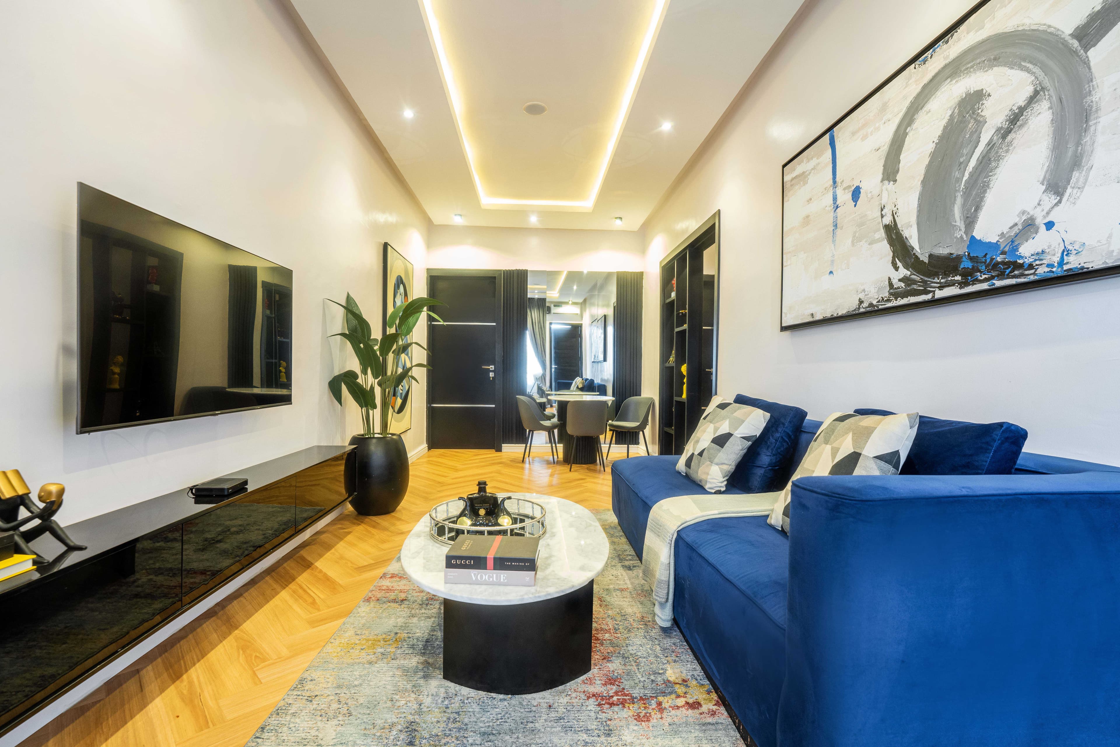 Blue House - 2-Bedroom Warm-Toned Suite with 24/7 Concierge