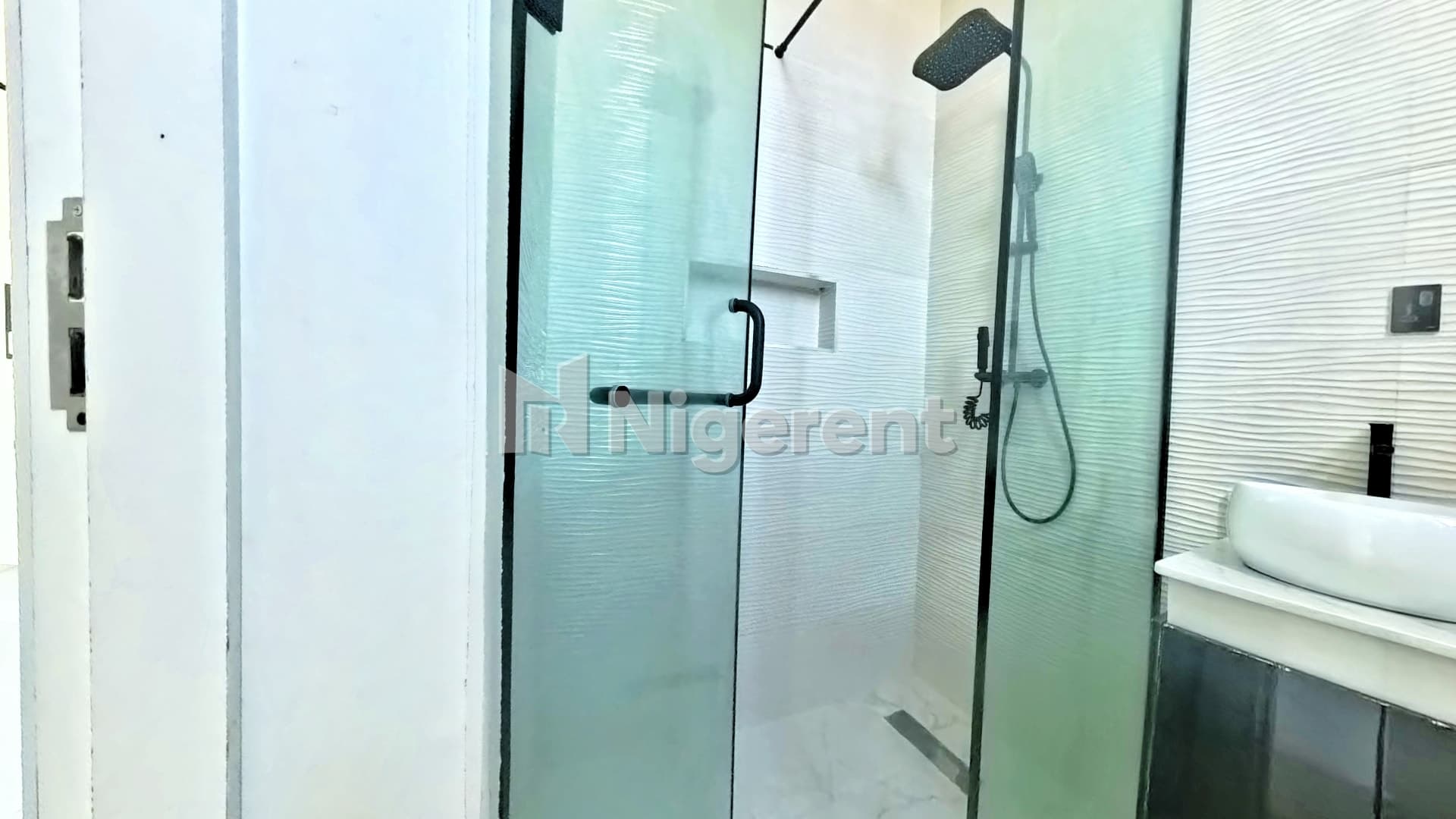 4 Units of 5 Bedroom Ensuite Apartments with Domestic Quarters