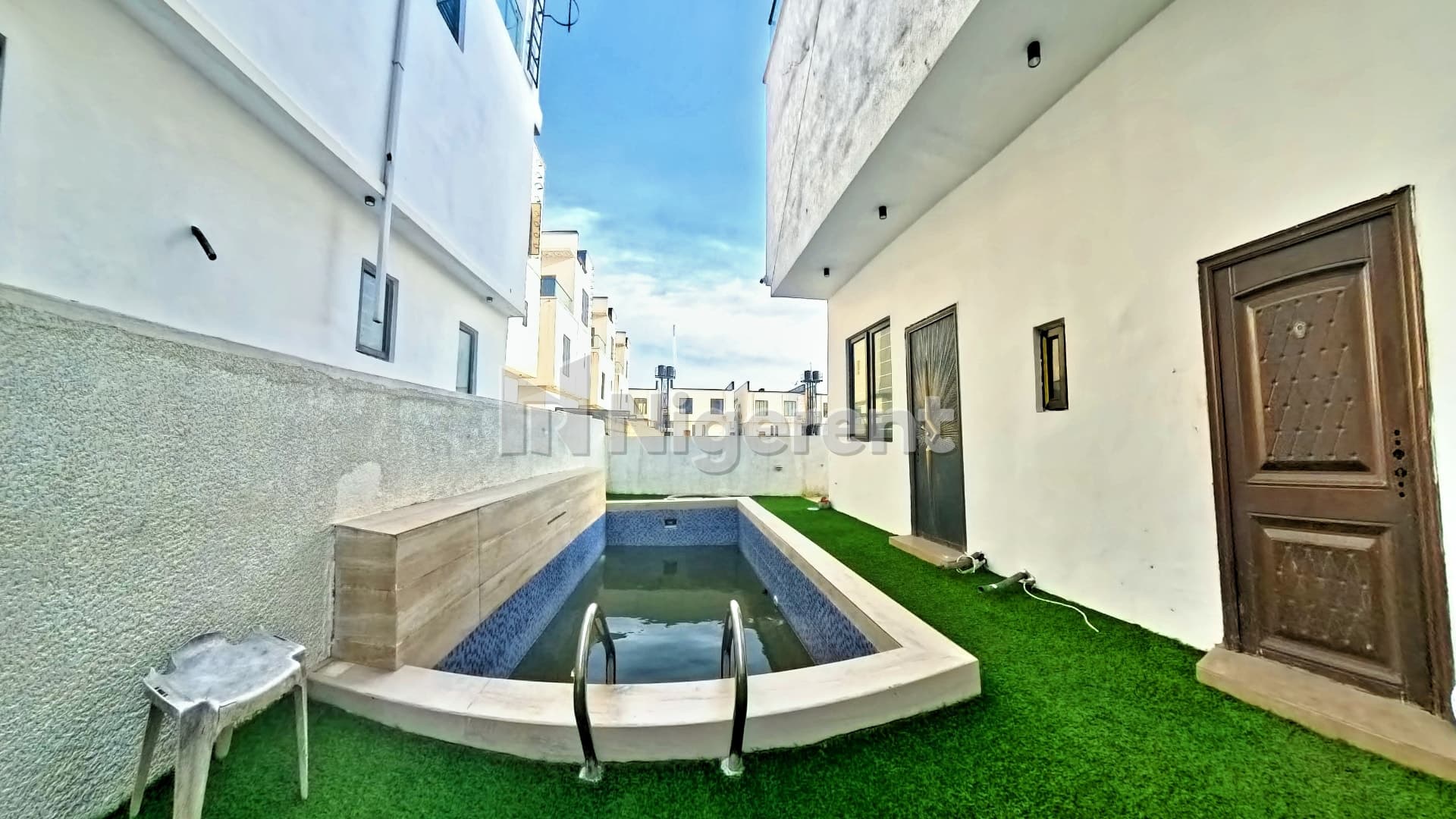 4 Units of 5 Bedroom Ensuite Apartments with Domestic Quarters