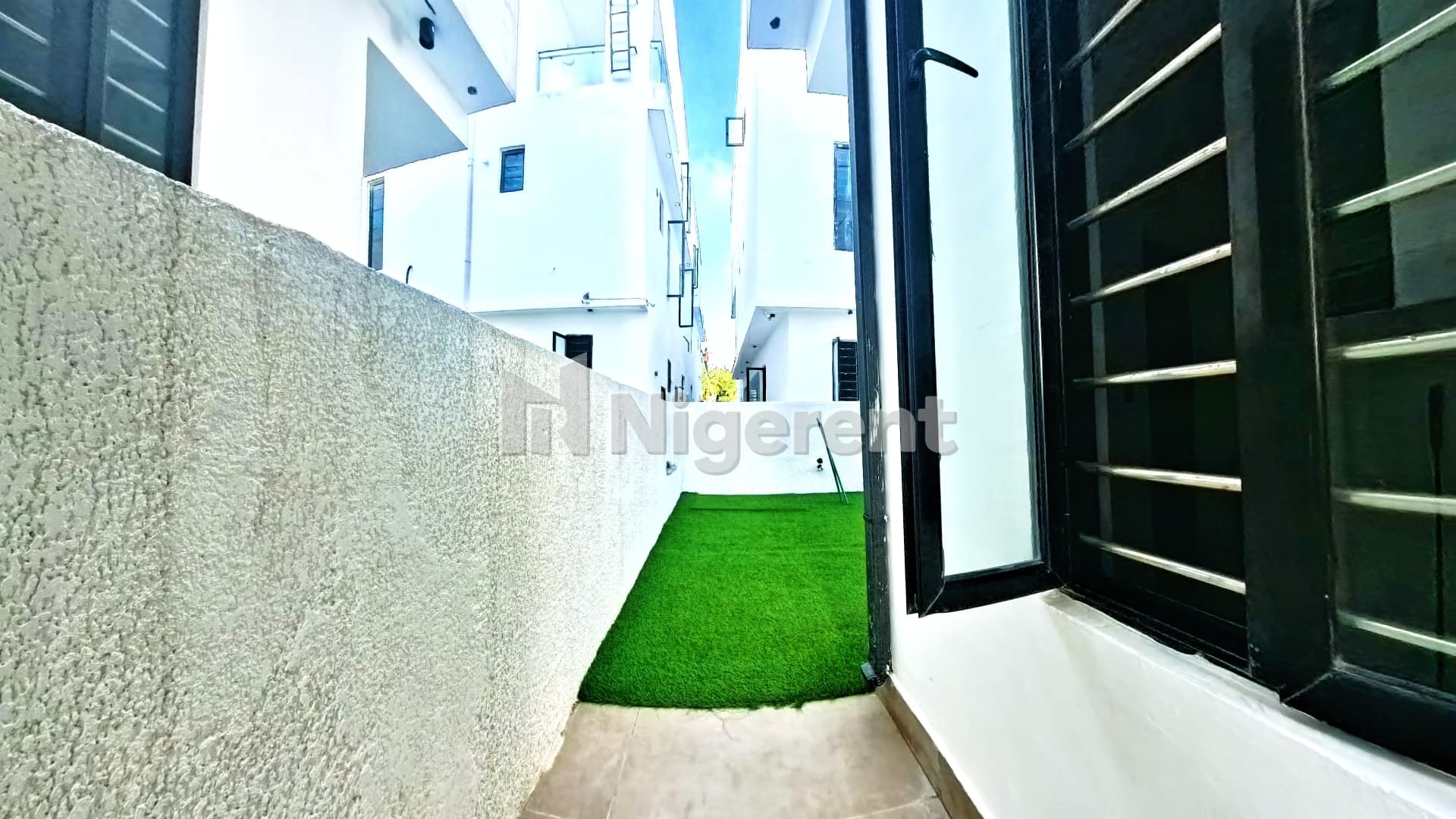 4 Units of 5 Bedroom Ensuite Apartments with Domestic Quarters