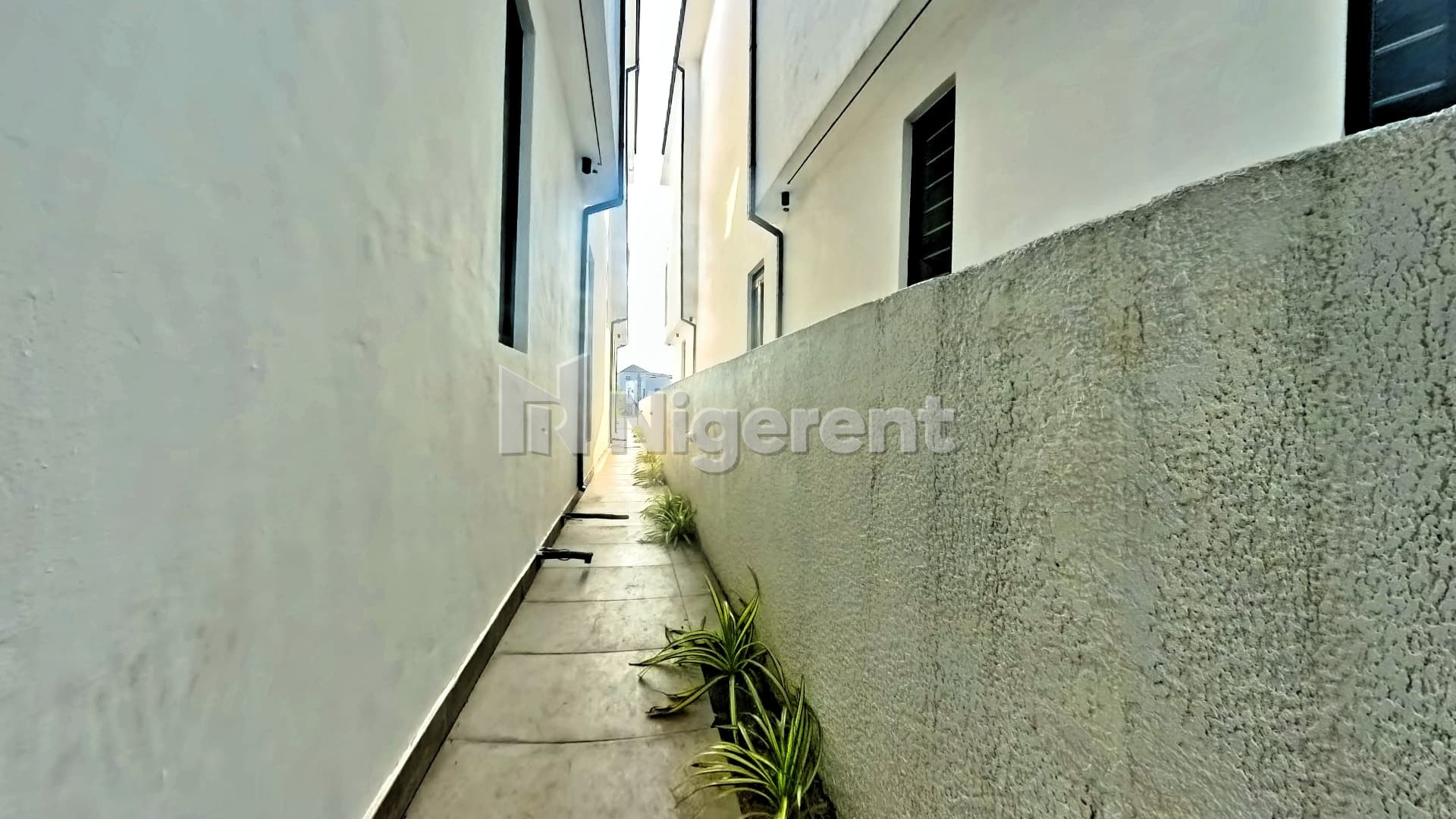 4 Units of 5 Bedroom Ensuite Apartments with Domestic Quarters