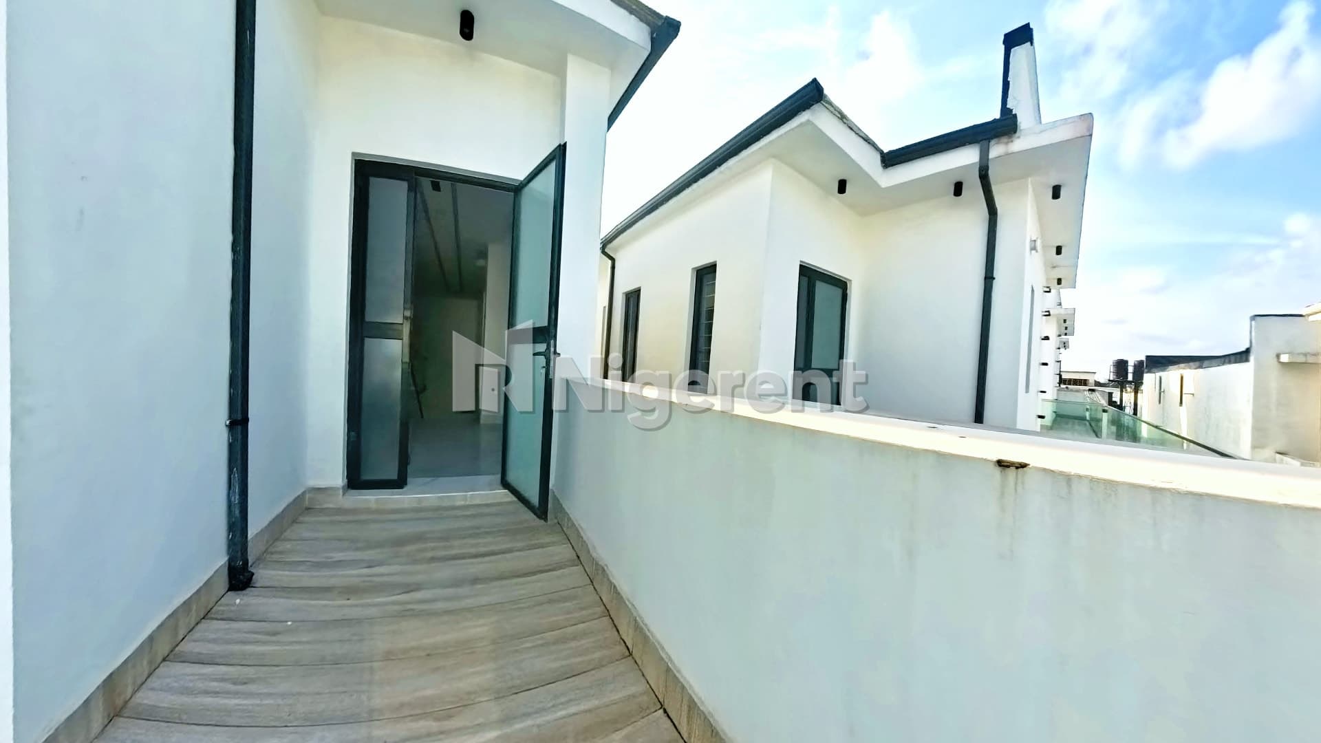 4 Units of 5 Bedroom Ensuite Apartments with Domestic Quarters